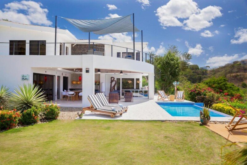 Exterior view of Casa Oli Mar with infinity pool overlooking Nacascolo Bay in San Juan del Sur