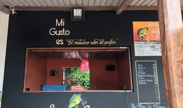 Outdoor dining area at Marisquería Puerto Bonito with ocean views in San Juan del Sur, Nicaragua