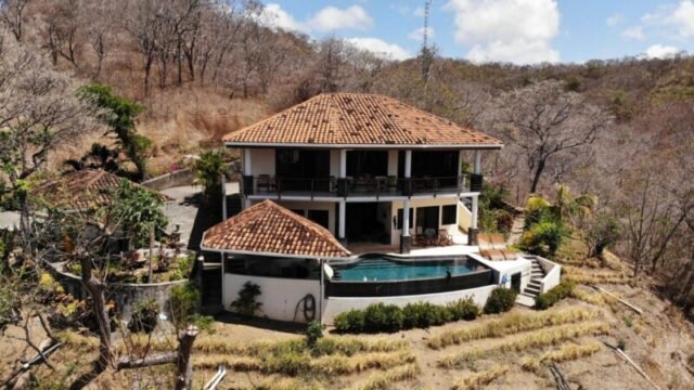 Casa de Mono Encantado – Luxury villa perched above Paradise Bay with panoramic Pacific Ocean views.