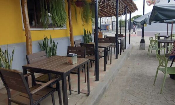 Interior of La Nani Café in Rivas with outdoor seating and guests enjoying coffee and meals