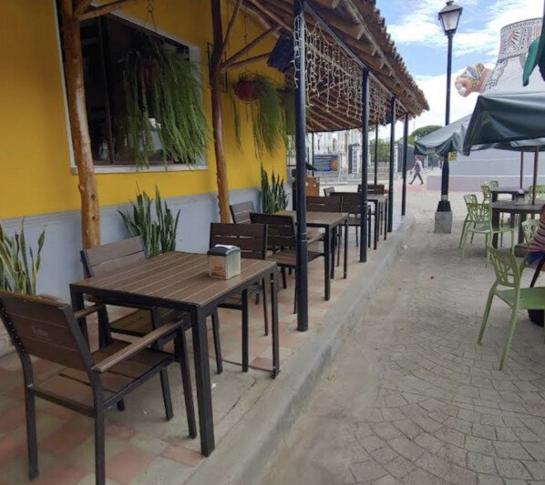 Interior of La Nani Café in Rivas with outdoor seating and guests enjoying coffee and meals