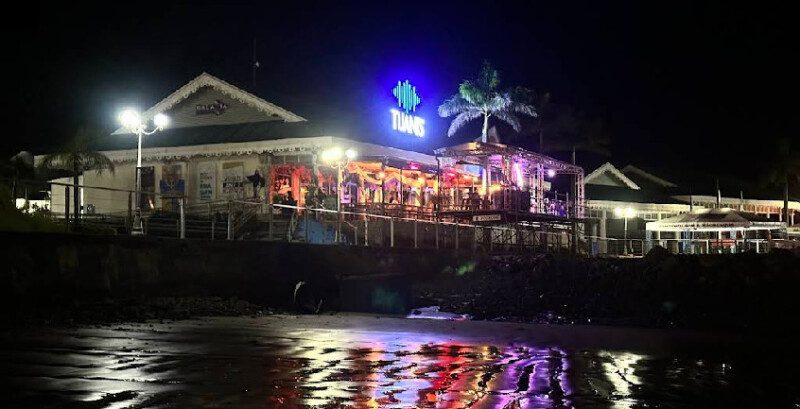 "Tuani’s Resto Bar in San Juan del Sur – Ocean view dining area with vibrant ambiance"