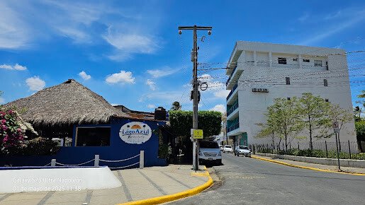 Beachfront dining area at Restaurante El Lago Azul with ocean views in San Juan del Sur, Nicaragua