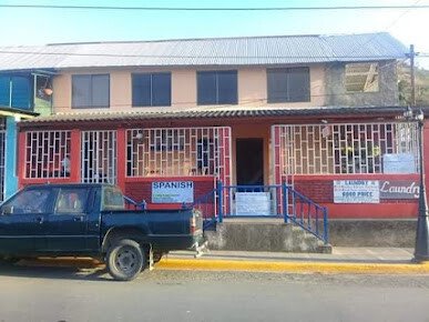 Spanish Corner School – Cozy classroom with tropical decor and students engaged in Spanish lessons in San Juan del Sur