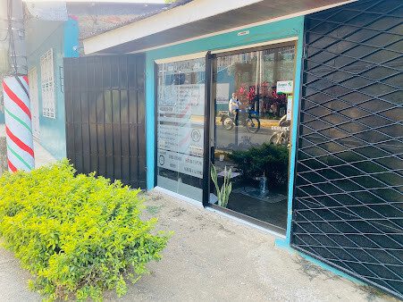 Front view of Colochos Sanos Beauty Salón with signage, and interior showing a stylist working with a client’s curly hair in San Juan del Sur
