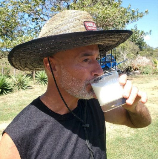 Leche fresca cruda de Jersey en botella de cristal de Farmer Paul cerca de San Juan