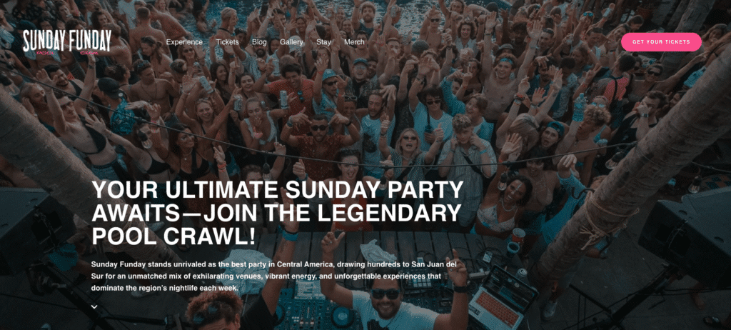 Sunday Funday Pool Crawl Imagen de multitud de asistentes a la fiesta