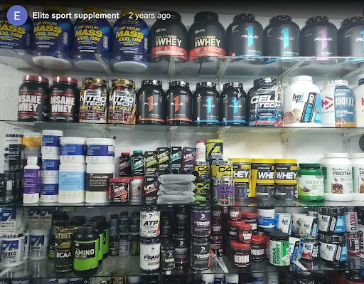Estantes de la tienda Elite Sport Supplement con vitaminas y suplementos deportivos dentro de Elite Sport Gym en Rivas, Nicaragua
