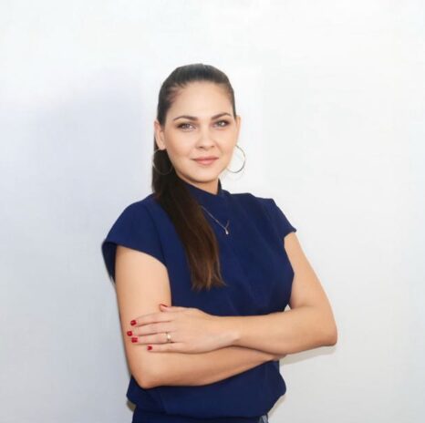 Dermatólogo Dra. Anaïs Núñez Fournier con un paciente en el Centro Médico Altamira en Managua