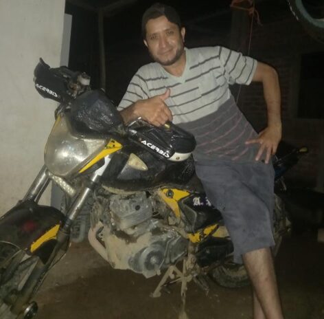Técnico Alan reparando una lavadora y reparando una unidad de aire acondicionado