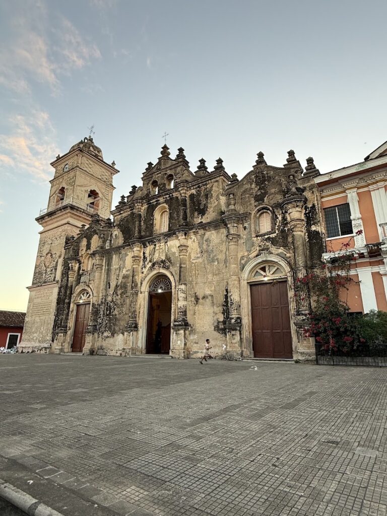 Free Walking Tour Granada Nicaragua. ( Bee Man Tours)