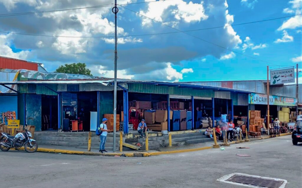 La Caimana Mueblería